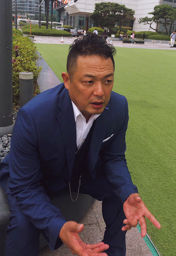 採用担当マネージャーからのメッセージ スーツ